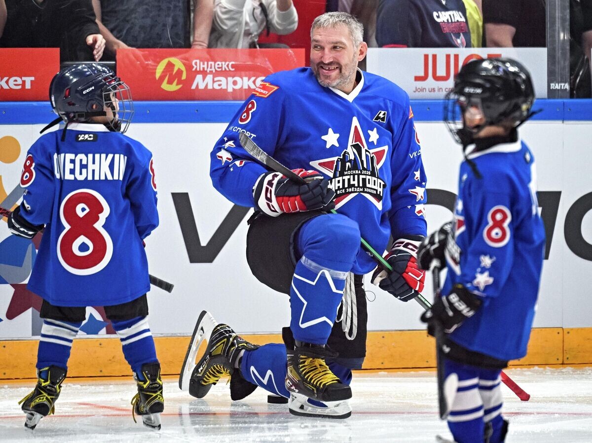    Александр Овечкин и его сыновья Илья и Сергей© РИА Новости / Сергей Бобылев