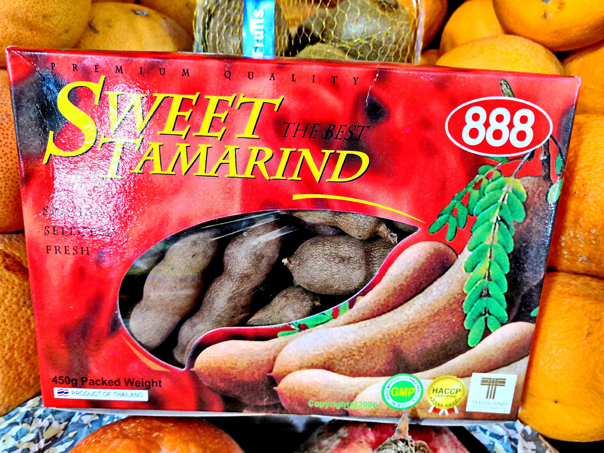 Единственный раз на фруктовом рынке видела здесь тамаринд сладкий. Такой только в Таиланде. Но внешний вид плодов одинаков с индийским