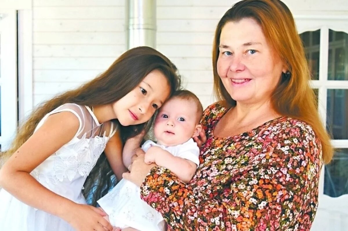    Педиатр и модель Ольга Тарасова каждый вечер делает внучкам массаж.