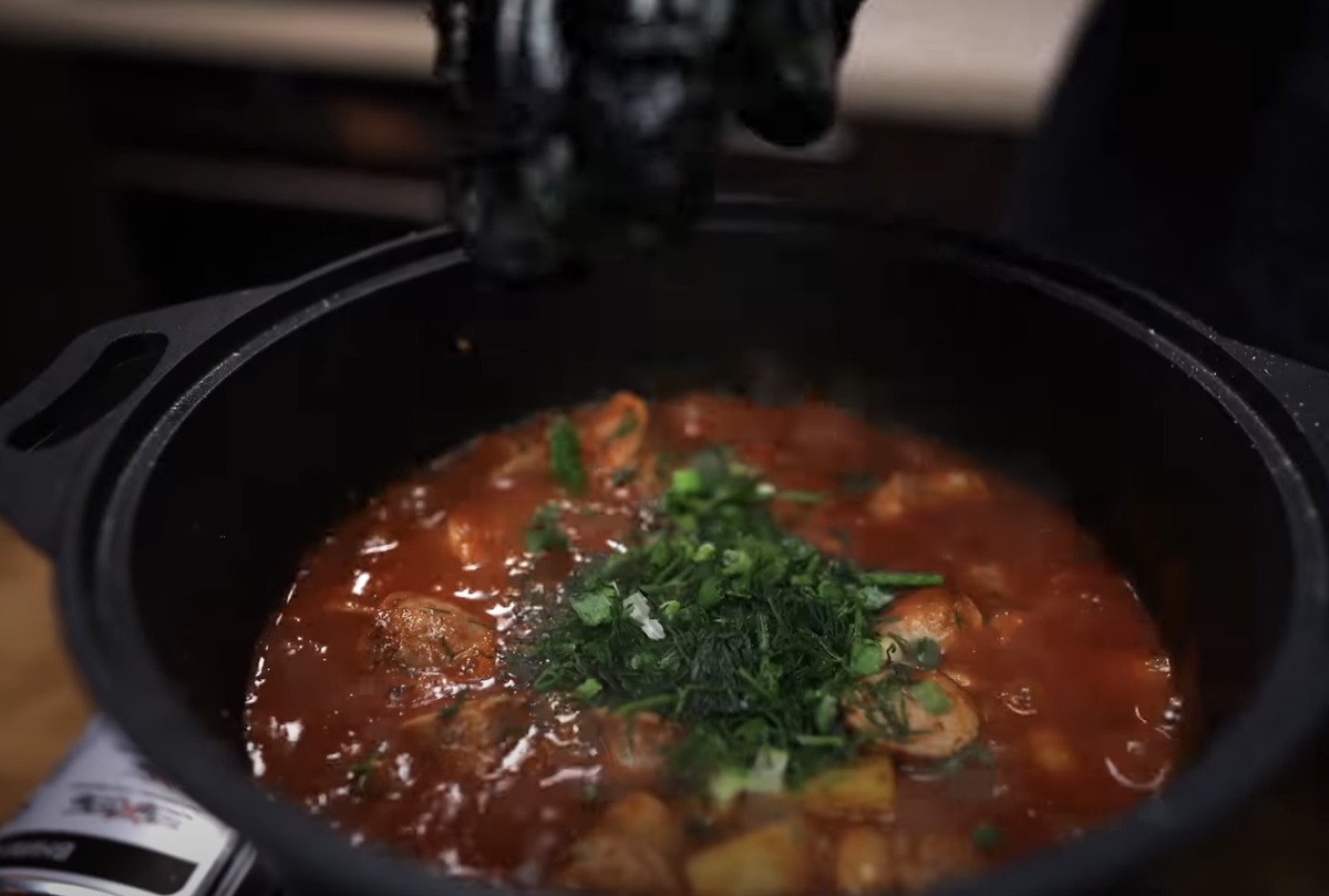 Купаты в томатном соусе с фасолью и картошкой