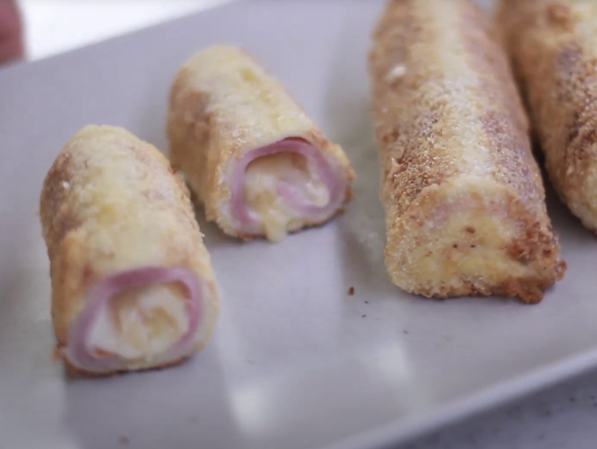 Рецепт: Хрустящие рулетики с ветчиной и сыром ("Босяцкий завтрак") 