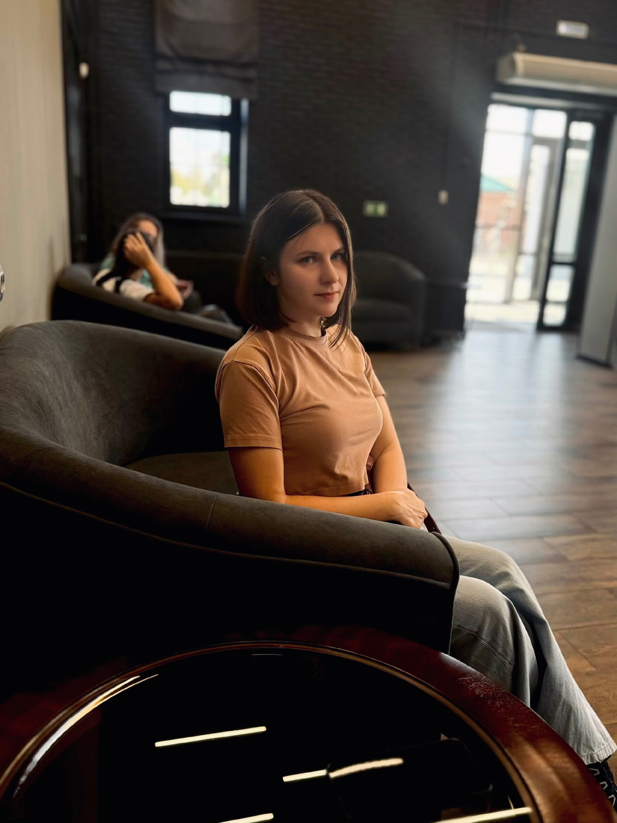 В фойе нового здания театра с малой сценой.