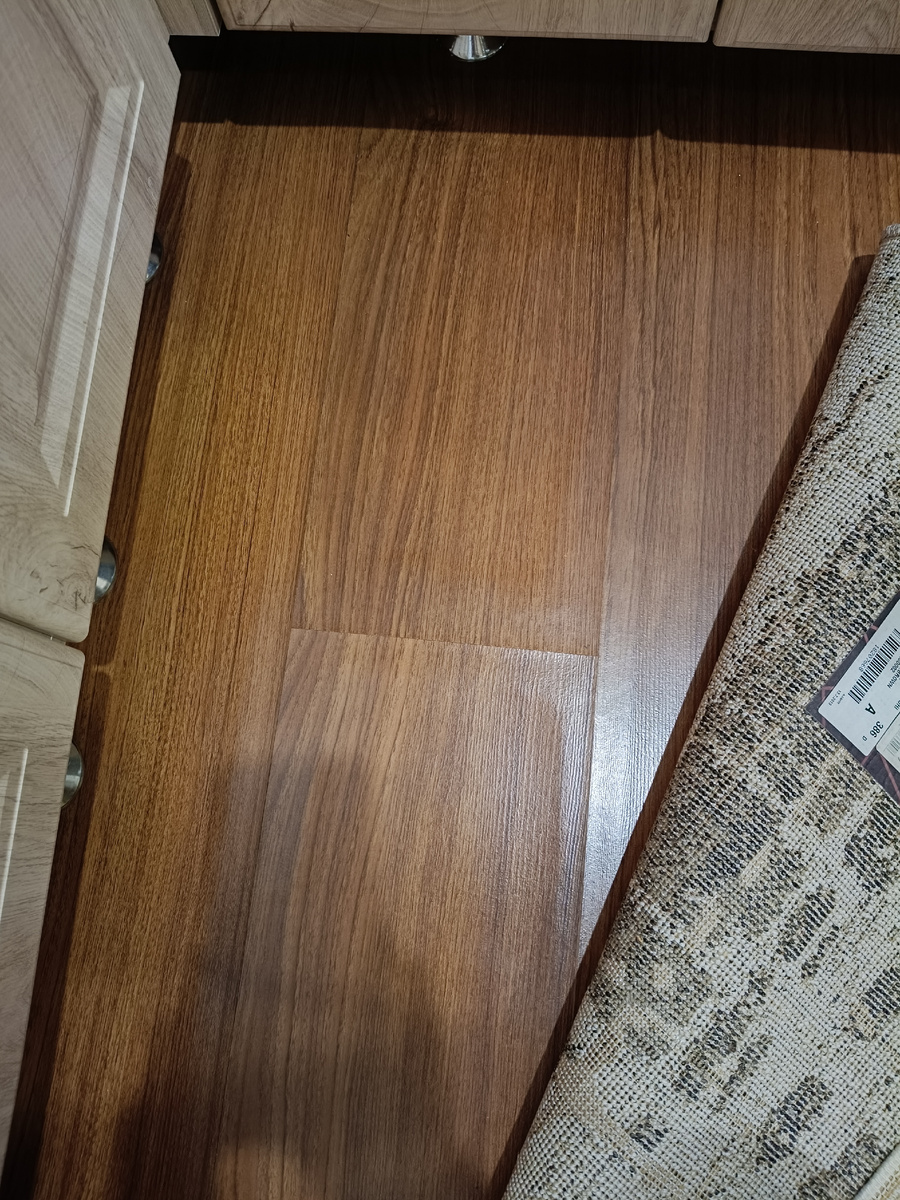 Под ковром доски поднялись и вздыбились по всей длине((