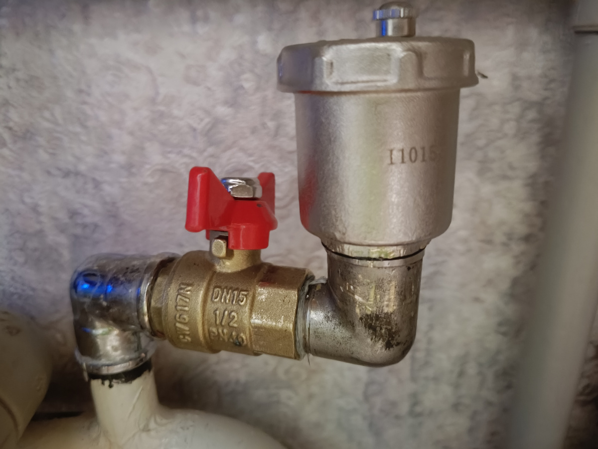 Конструкция поменялась. И хорошо, что она спрятана в столе, а то уж больно красивая)))