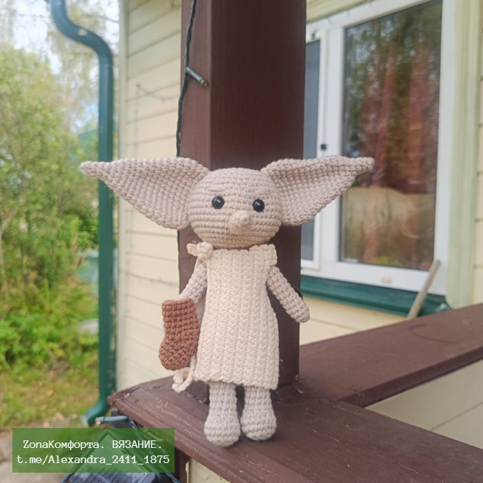 "Добби свободен". А что это значит? Добби — домовой эльф, который был в рабстве у семьи Малфоев. По правилам эльфов, чтобы стать свободным, нужно, чтобы хозяин подарил какой-нибудь предмет одежды. Гарри Поттер освободил Добби, подарив ему носок, и эльф воскликнул: «Хозяин подарил Добби носок — теперь Добби свободен!»