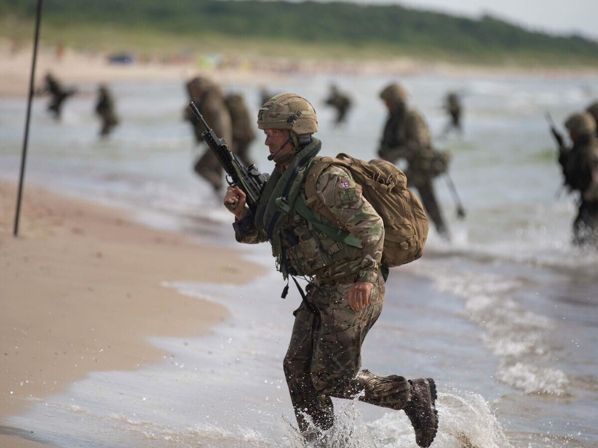    Британские военные во время совместных учений стран НАТО Baltic Operations (Baltops) в Паланге, Литва© Фото : U.S. Marine / Lance Cpl. Antonio Garcia