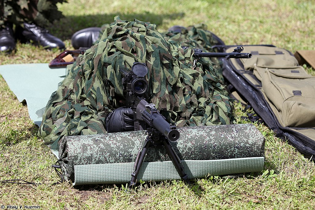 Снайпер российских Вооружённых Сил с модернизированной снайперской винтовкой «ВСС Винторез 6П29М».