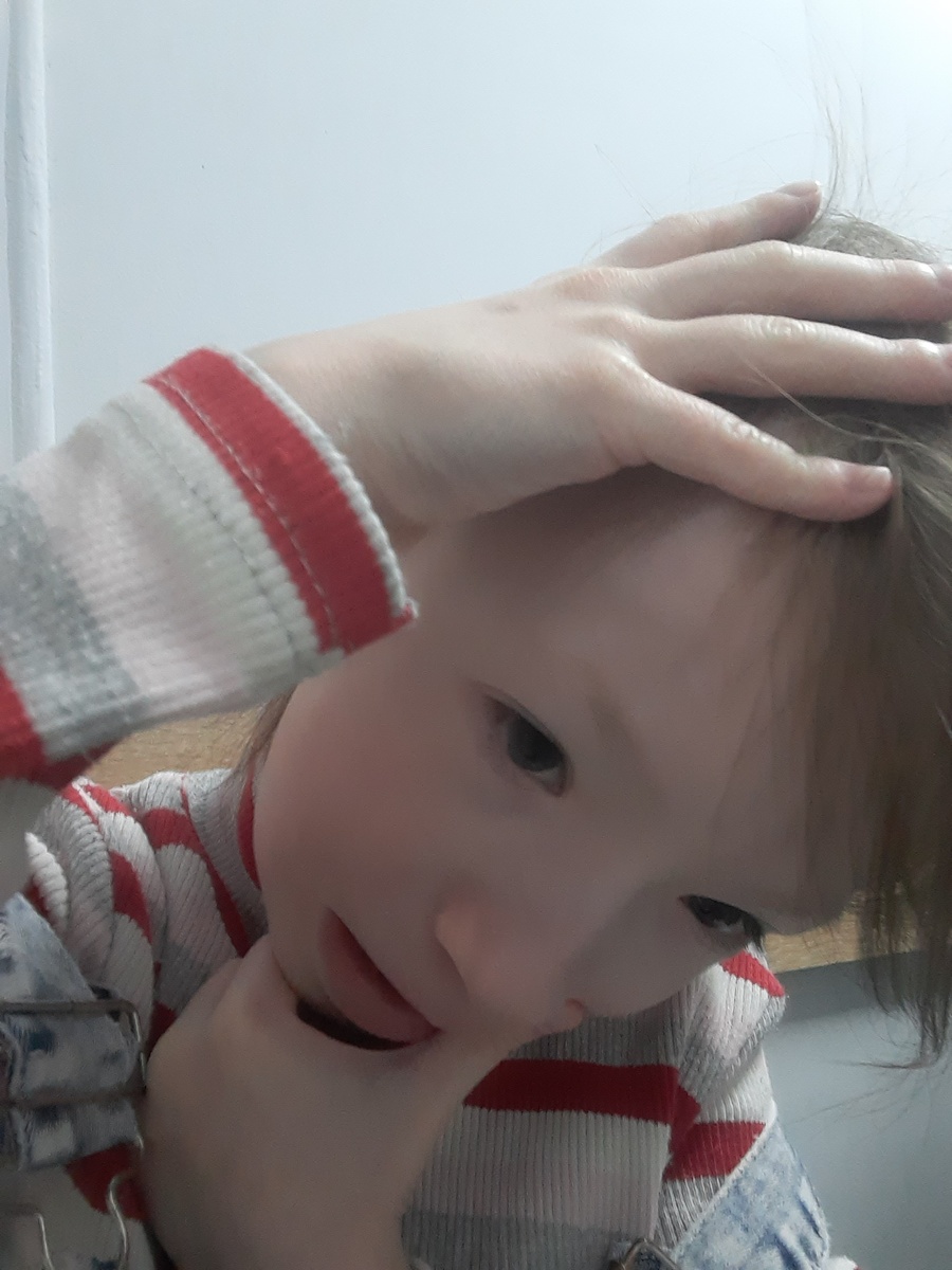 Наша особенная артистичная первоклассница, аж, за голову схватиталь от сложностей с домашними заданиями.