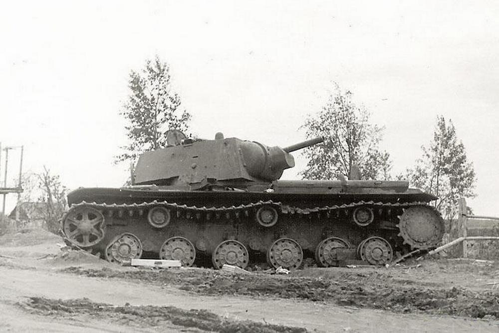 Танк КВ-1 выпуска мая 1941 года в Павловском парке