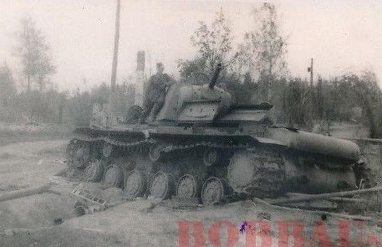 Танк КВ-1 производства ЛКЗ выпуска мая 1941 года с заводским номером М-4660 в Павловском парке