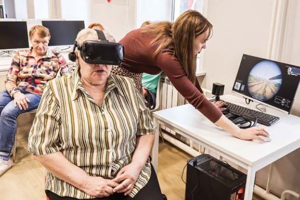 Пенсионеры осваивают очки виртуальной реальности
