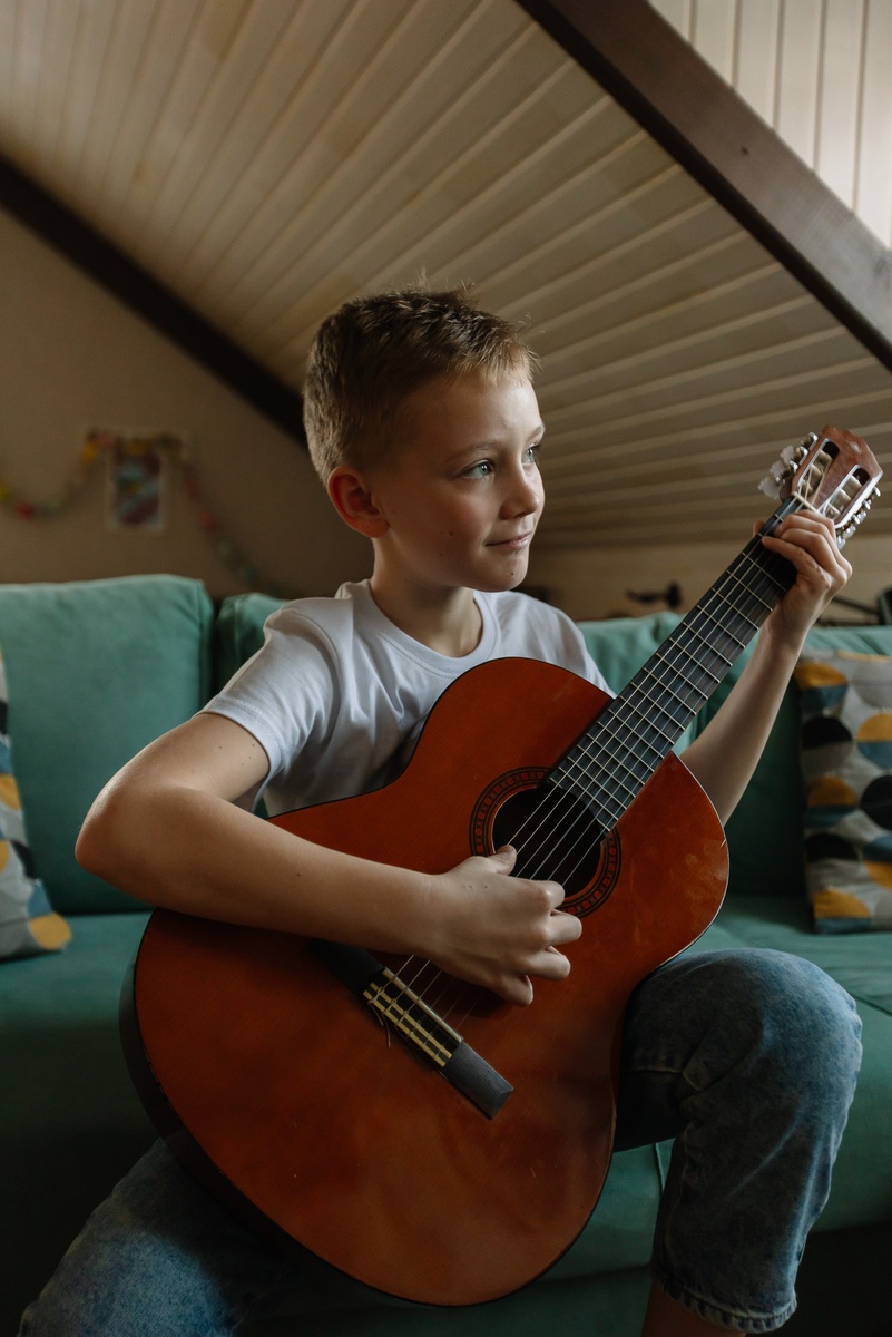 Изгиб гитары желтой...