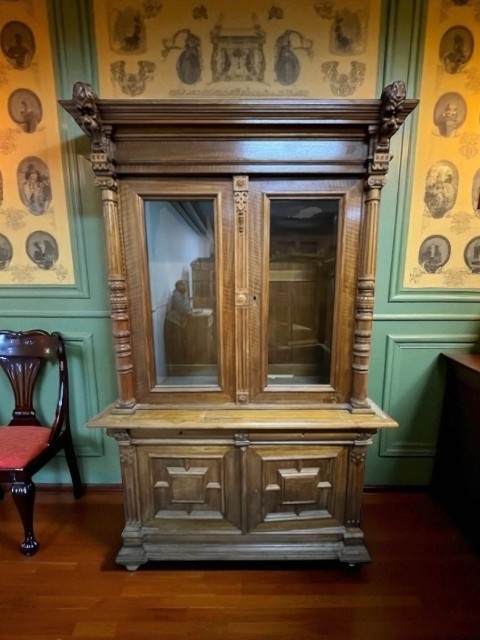 Массивный буфет/витрина из дуба, Россия