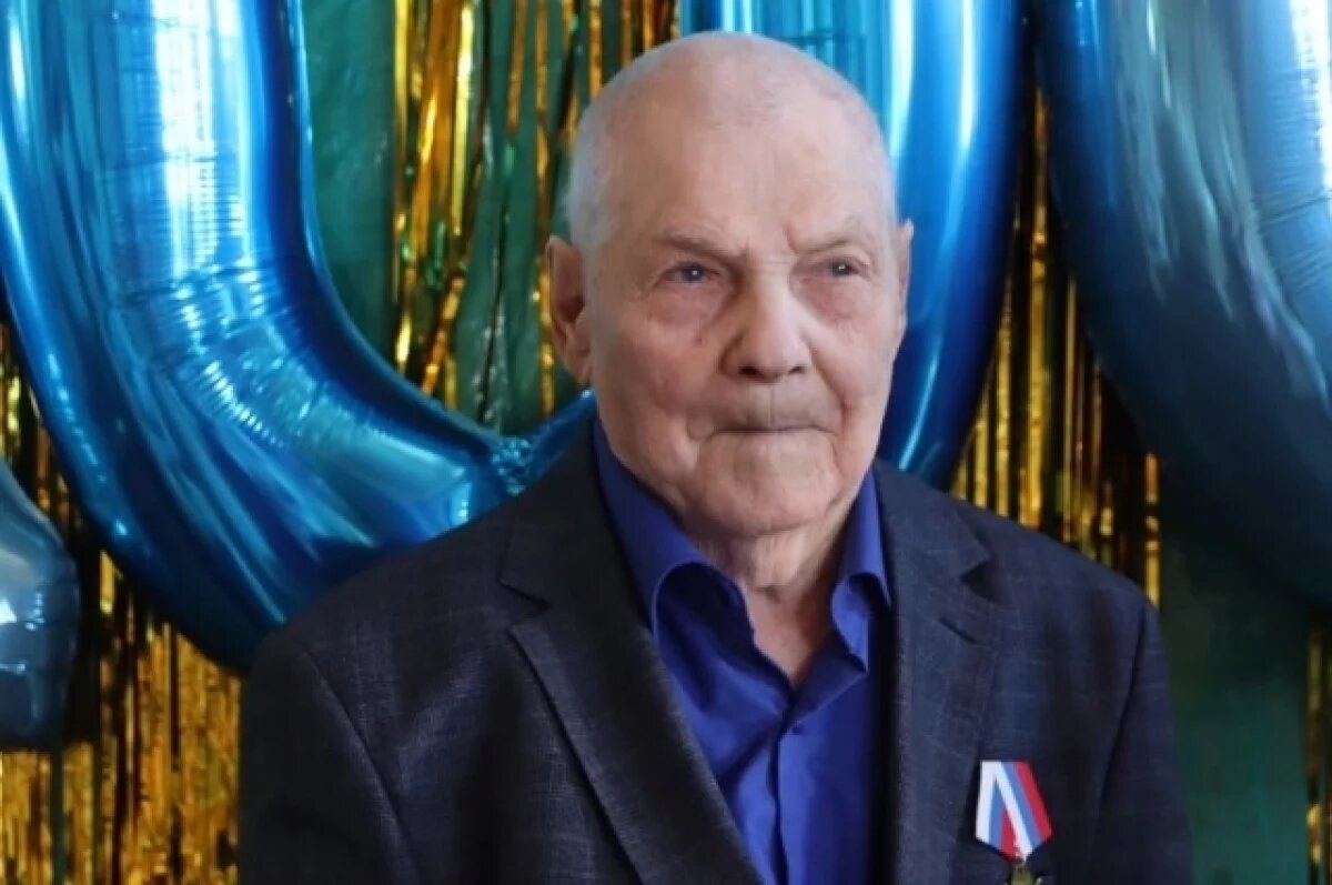    Ветеран живёт в посёлке Новостройка, окружённый теплом и любовью близких.