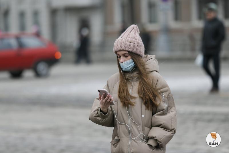    ЕАН. Девушка в медицинской маске