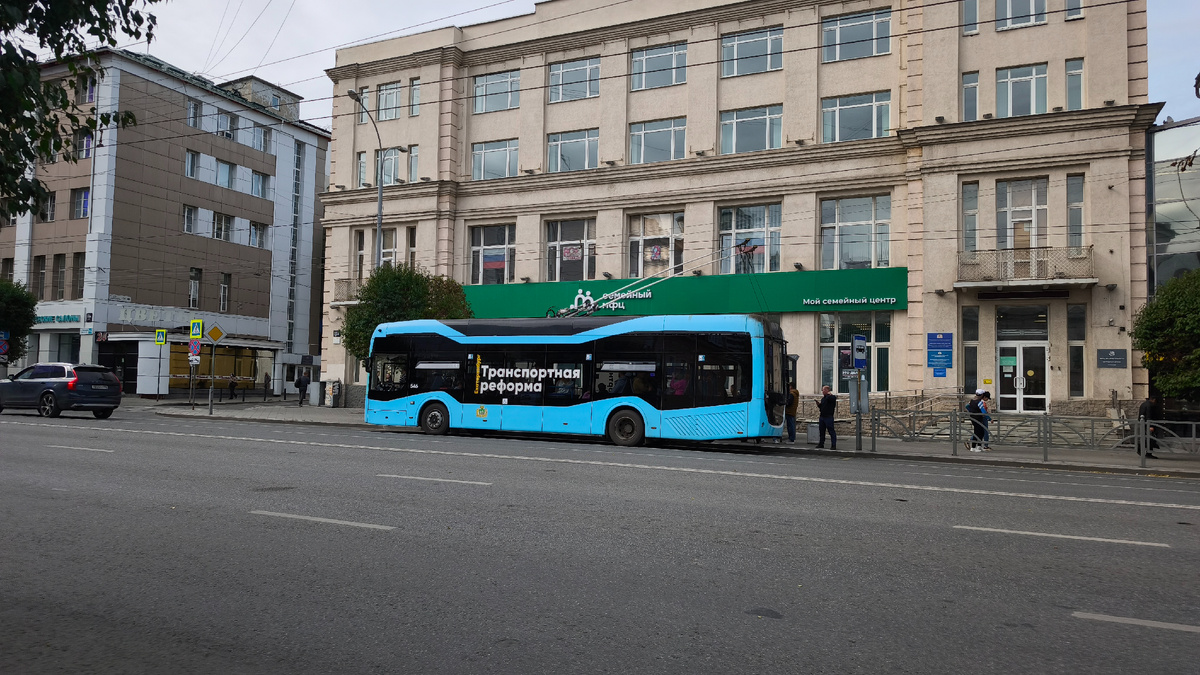 Иногда троллейбусы были с опущенными "рогами"