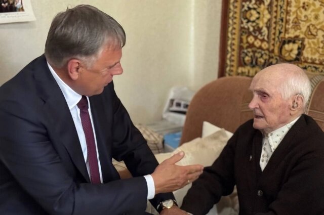    Поздравить юбиляра со столетием приезжал глава округа Сергей Петров. Фото: Администрация Ангарского городского округа