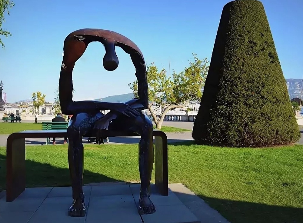 За красивым фасадом порой скрывается пустота и не проходящая депрессия. 