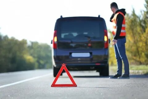 Это язык света, жеста, интонации движения. Это неписаный кодекс. Его не преподают в автошколах, его постигают в пути. Это мудрость, рожденная не в кабинетах, а в потоке машин, в бесчисленных километрах асфальта. Постичь его — значит обрести не просто технику вождения, но и состояние осознанности за рулем.