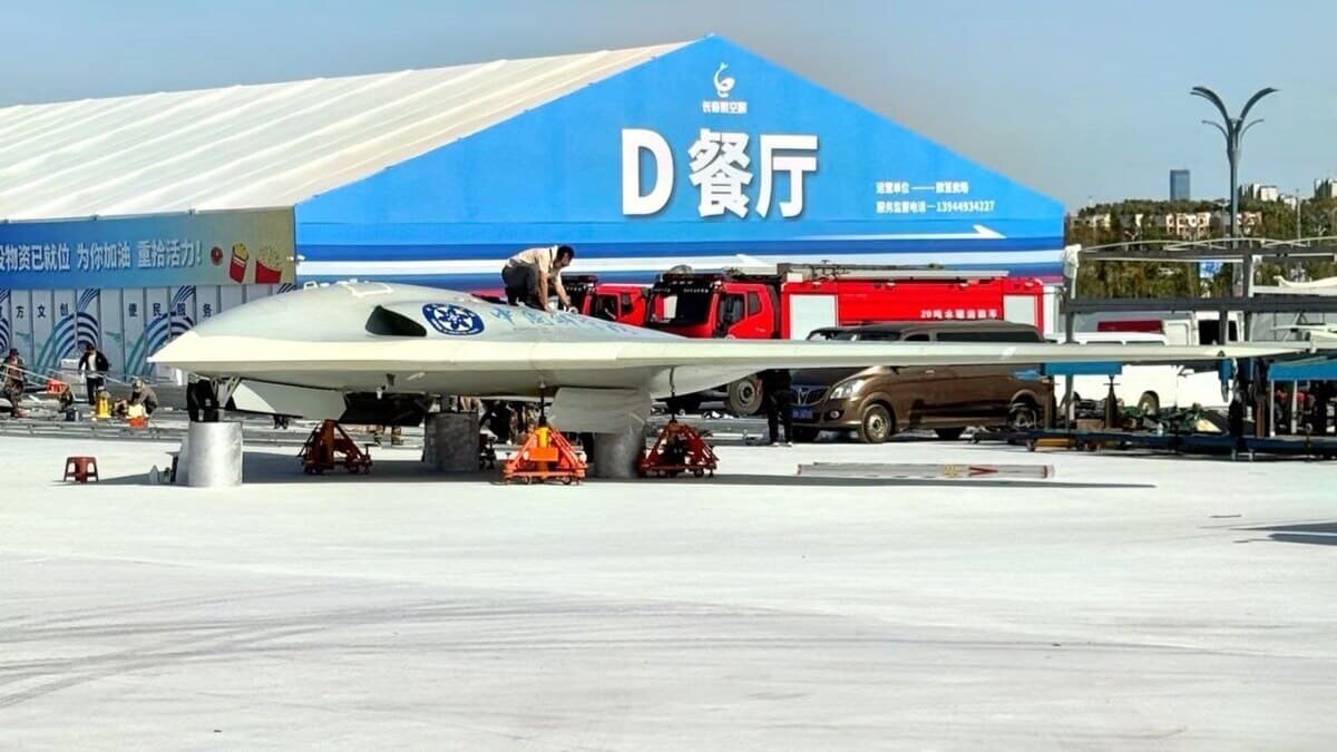    Новый большой китайский беспилотник, построенный по аэродинамической схеме «летающее крыло», замеченный на площадке ежегодного авиасалона в Чанчуне / © Weibo