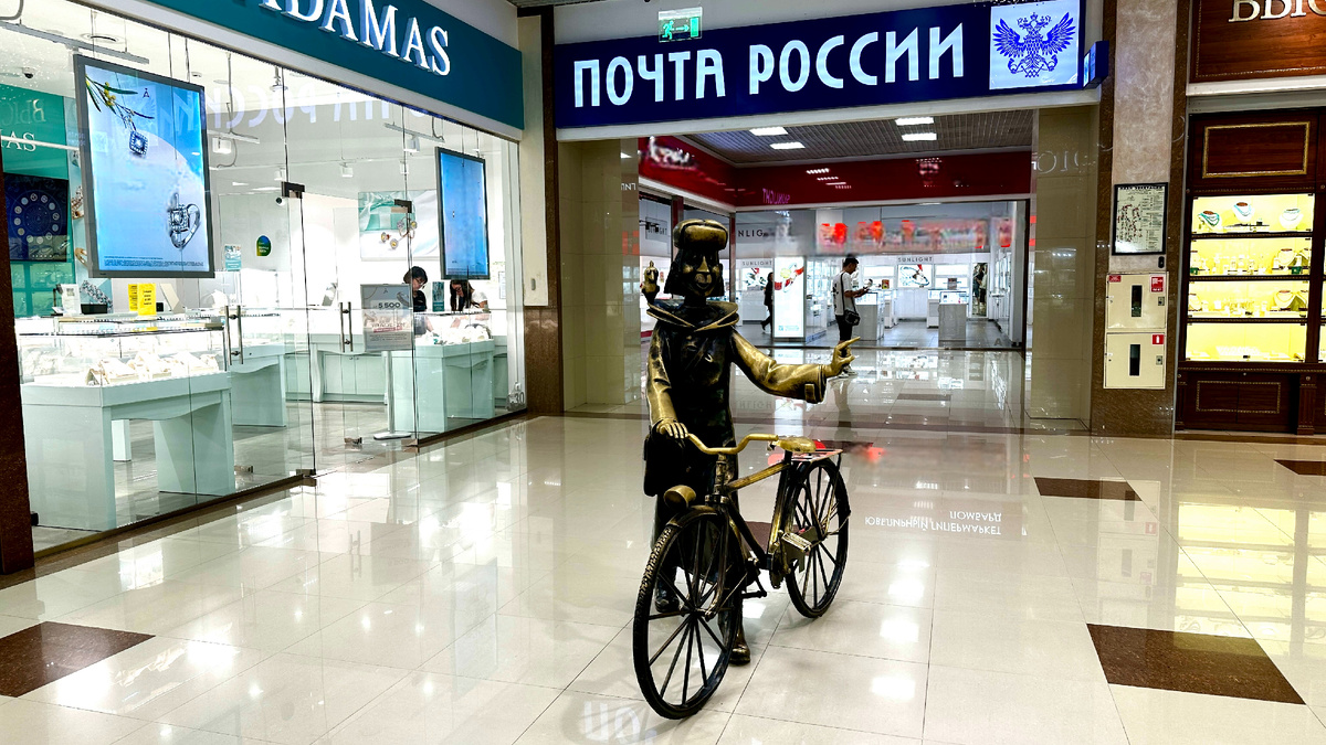 Это потому что у его велосипеда не было)