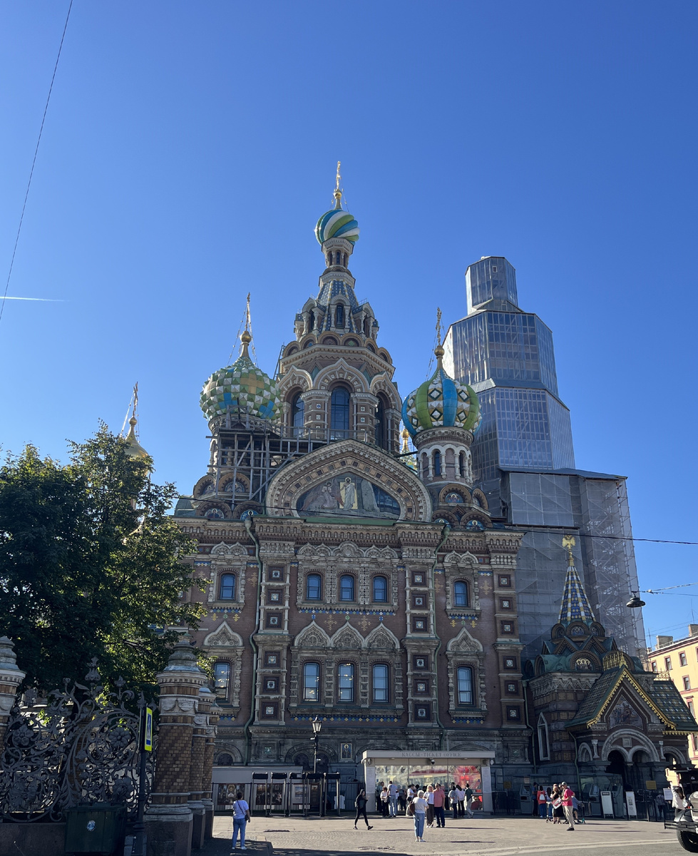 Название «Спас на Крови» не случайно: «Спас» — в честь Воскресения Христова, а «на Крови» — напоминание о пролитой крови царя