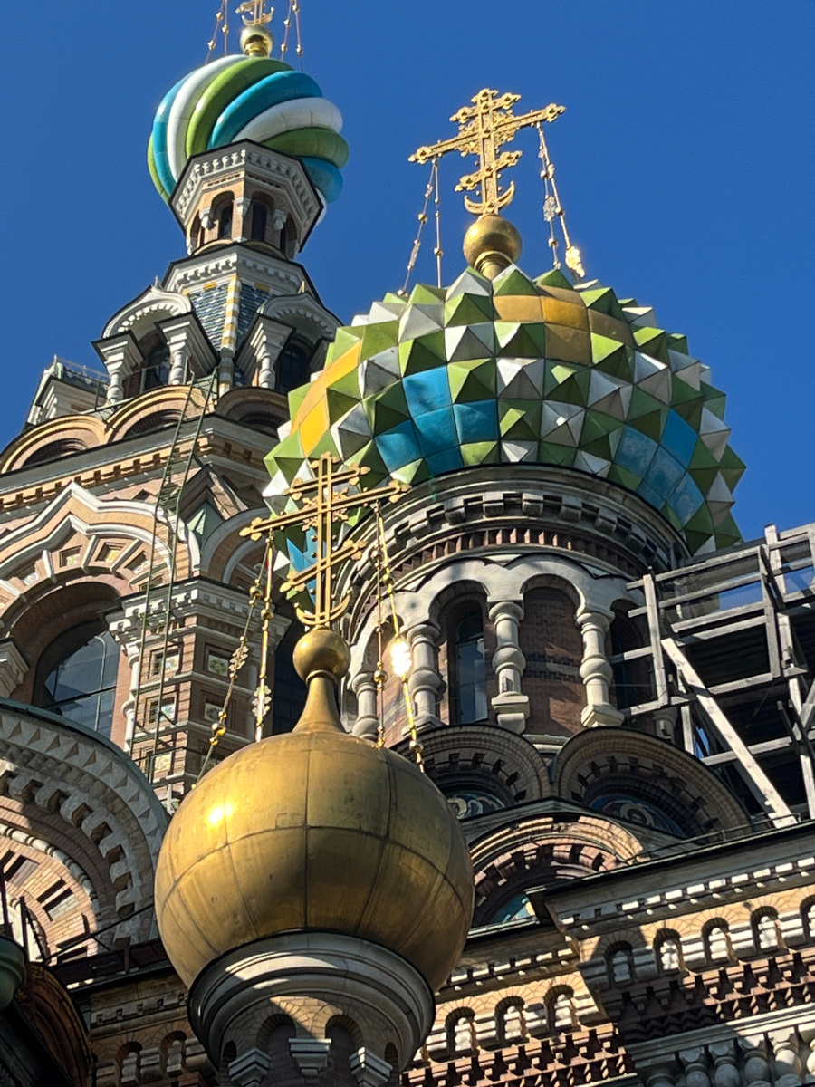 купола: яркие, сказочные, словно пришли из другой эпохи