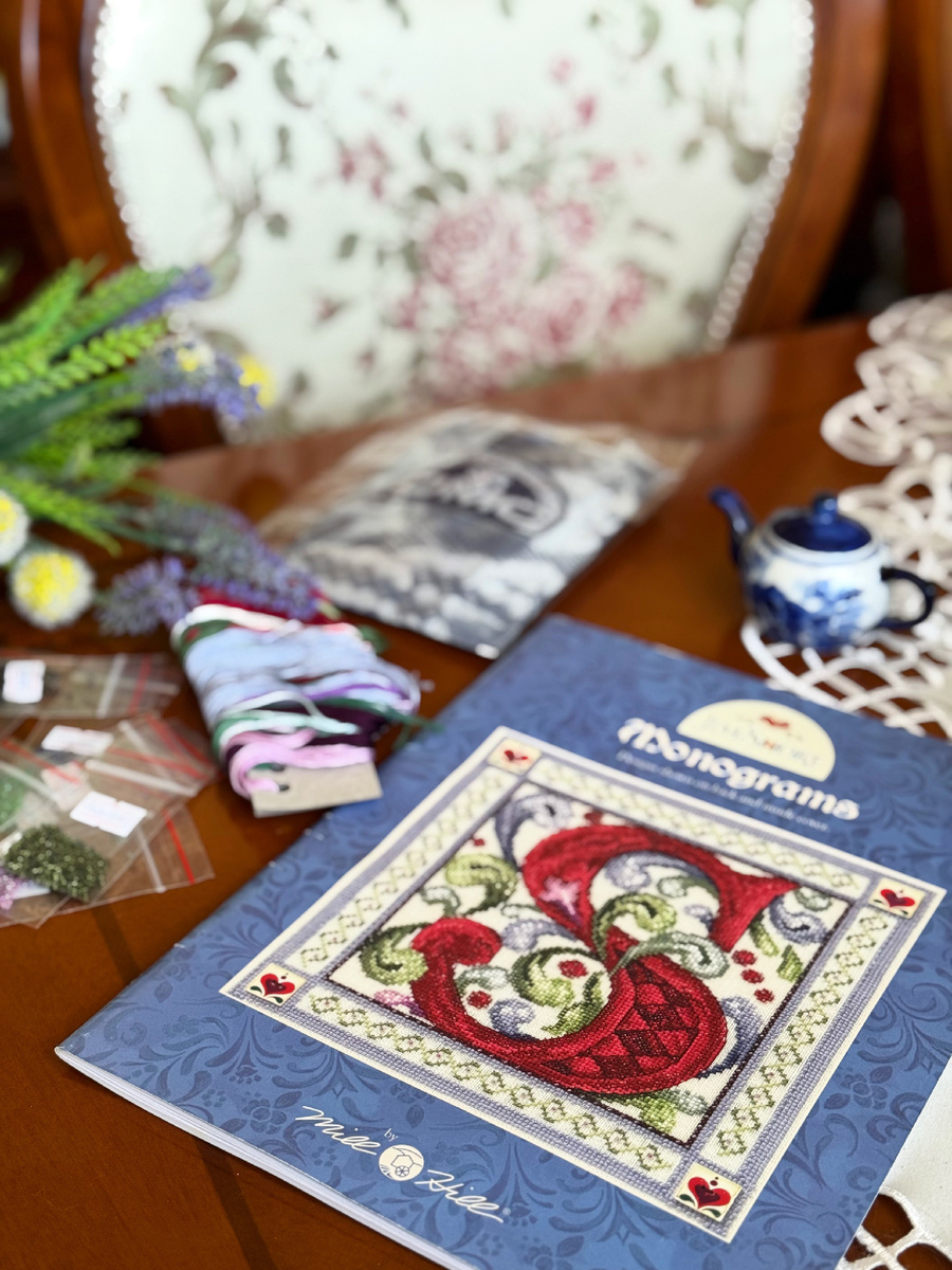 Роскошный буклет «Монограммы» Милл Хилл, планирую вышить несколько букв