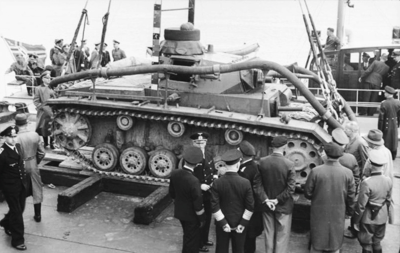 Подготовка операции "Морской лев". Погрузка основного немецкого танка Pz III в его версии Tauchpanzer III с возможностью подводного хода. Атрибуция исходного фото - Bundesarchiv, Bild 101II-MW-5674-33 / Engelmeier / CC-BY-SA 3.0.