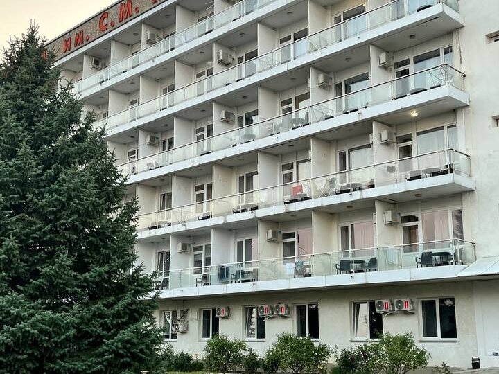 На Эльбрусе в прошлом году мы познакомились с парой, которая остановилась в санатории Кирова в городе Пятигорск