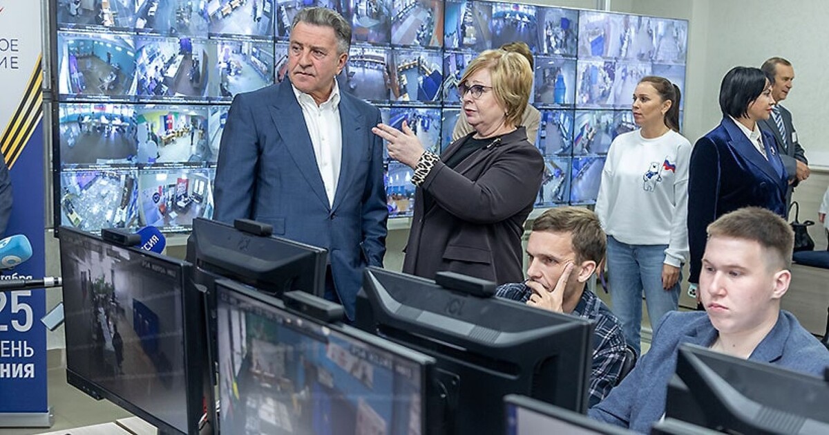 Спикер заксобрания Андрей Шимкив знакомится с работой центра общественного наблюдения.