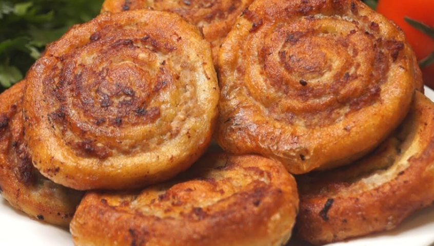 Семья сбежится на кухню еще до того, как вы снимете первую партию со сковороды. Гениальный рецепт, который вытеснит беляши с вашей кухни.