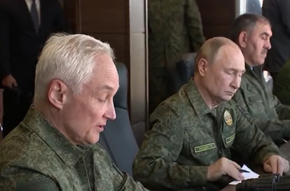   Путин прибыл на учения в военной форме. Фото: пресс-служба Кремля