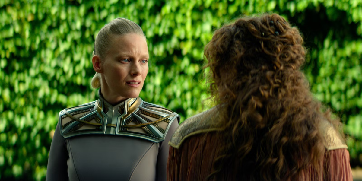 Леди Демерзель на исповеди рассказывает, что именно она уничтожила звездный мост из первого сезона