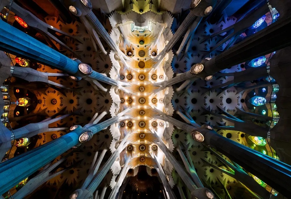 Потолок нефа с замысловатыми узорами, своды которого были завершены в 2000 году.