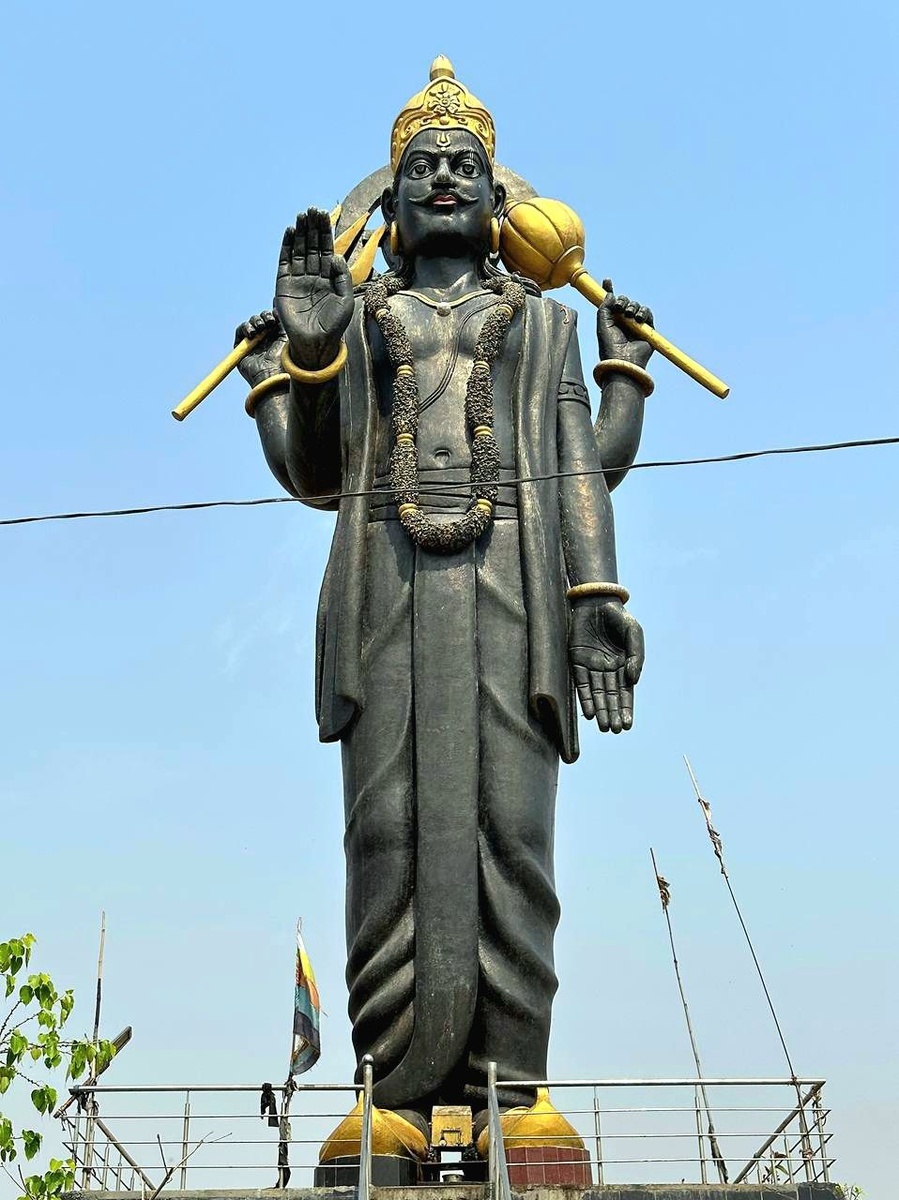 Огромная статуя Шани Дева (Сатурна). Шрай Шани Мандир Кокилаван / Shri Shani Mandir Kokilavan