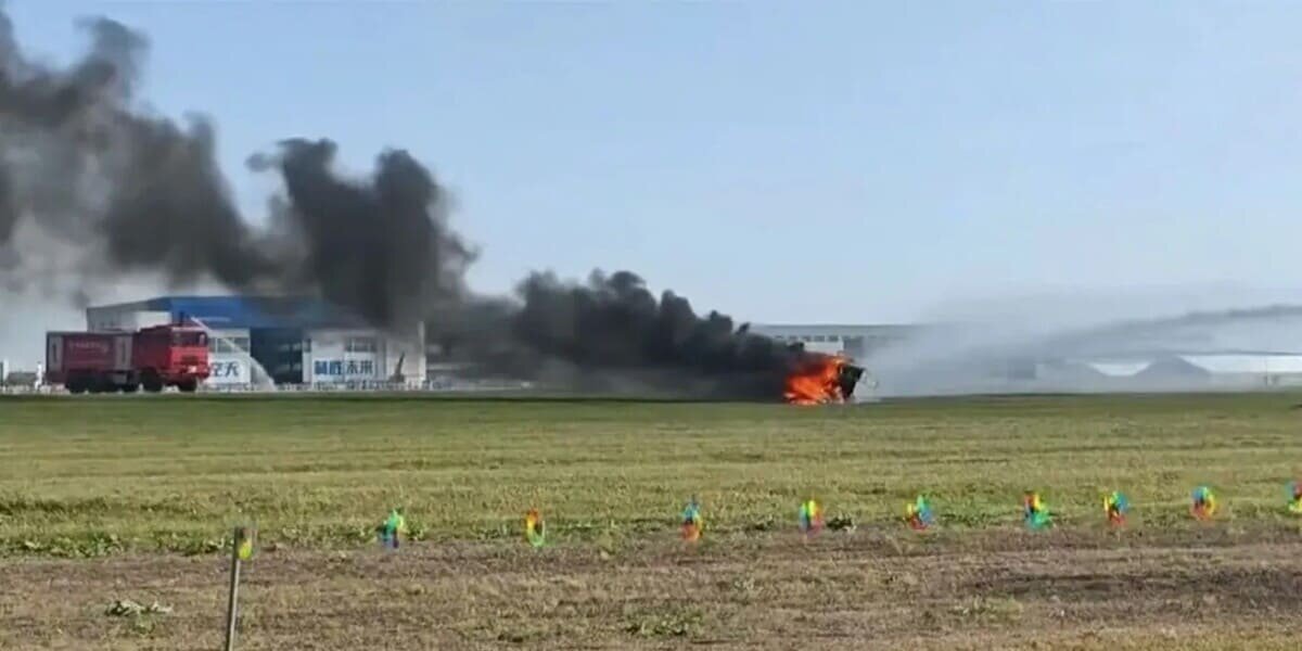    Один из аппаратов XPeng после столкновения с другим СВВП получил серьезные повреждения конструкции и загорелся при падении / © Guancha