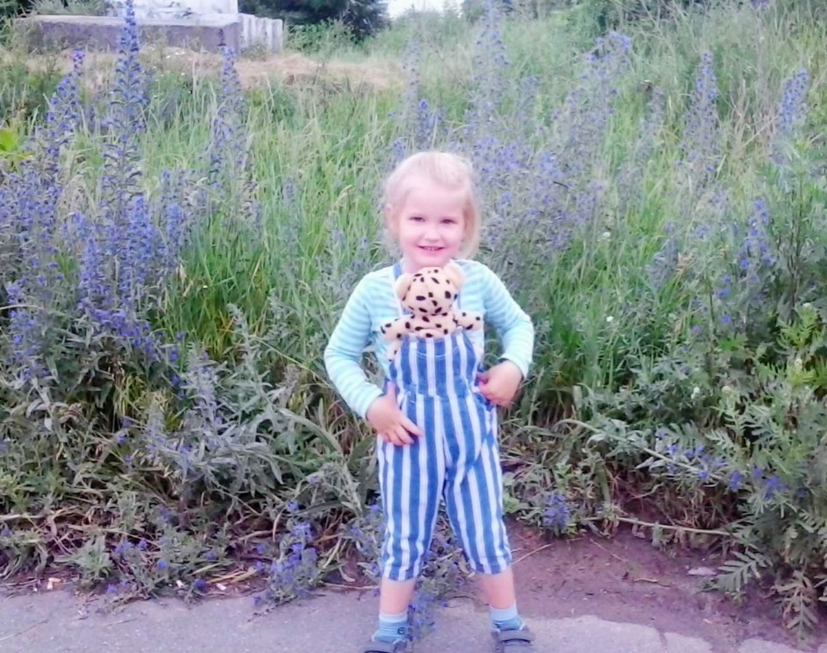 2015 год, мой период родноверия, Ростислав с длинными волосами изображает ношение в слинге игрушечного гепарда 