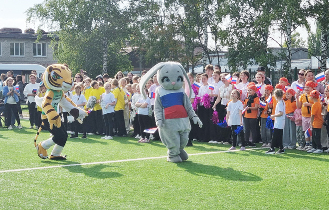 
Праздничную атмосферу на открытии нового футбольного поля помогали создавать ростовые куклы