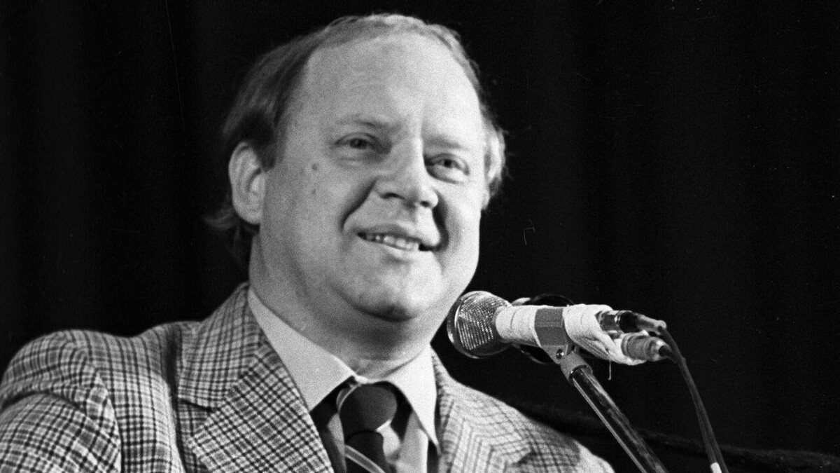 Юрий Иосифович Визбор — советский автор-исполнитель песен, поэт, певец, киноактёр, писатель, журналист, киносценарист, кинодокументалист, драматург и художник