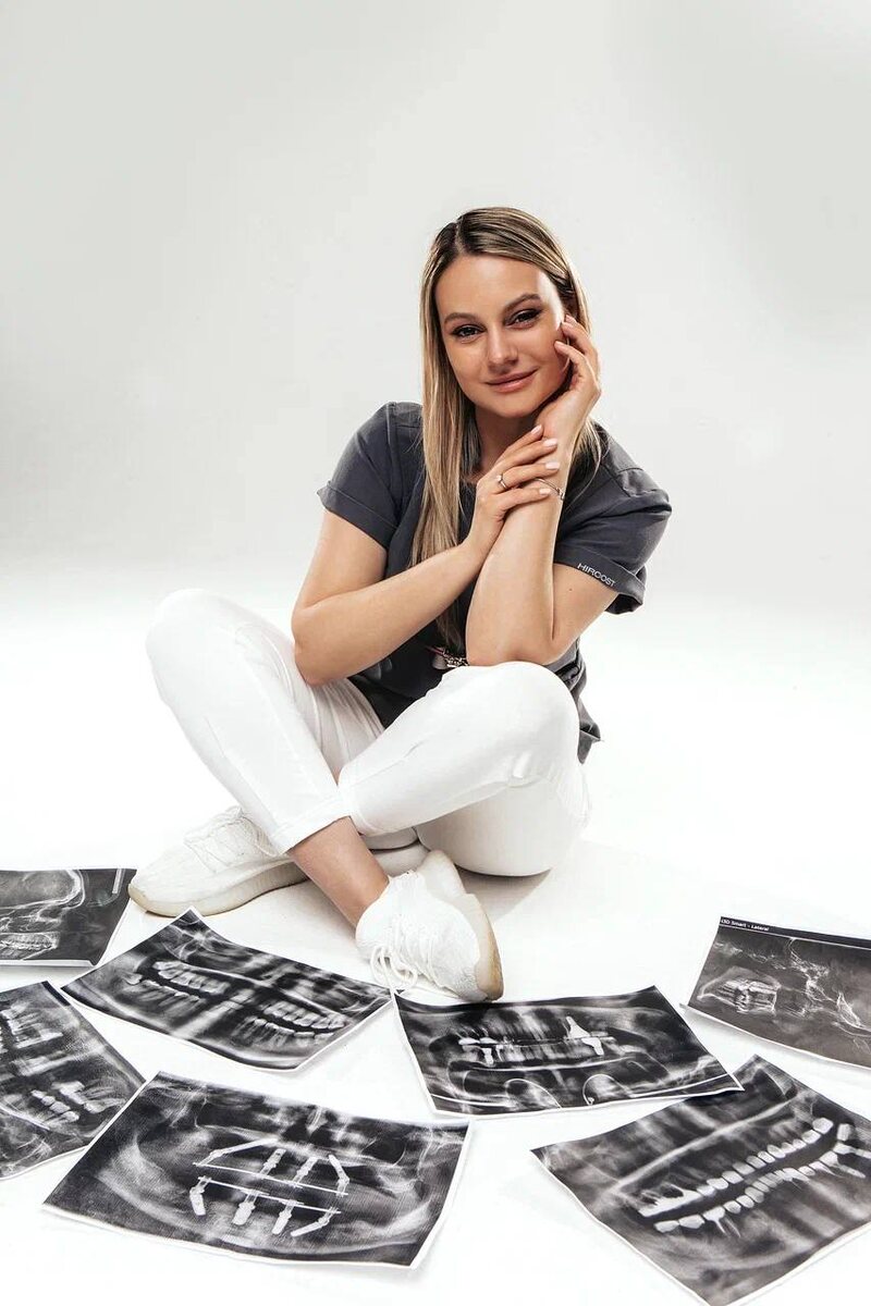 Ткаченко Элина Даниловна, главный врач клиники «Флоренция», стоматолог-пародонтолог, кандидат медицинских наук, специалист по работе с мягкими тканями и болезнями пародонта Член ассоциации SEPA, Член ассоциации Цифровой стоматологии