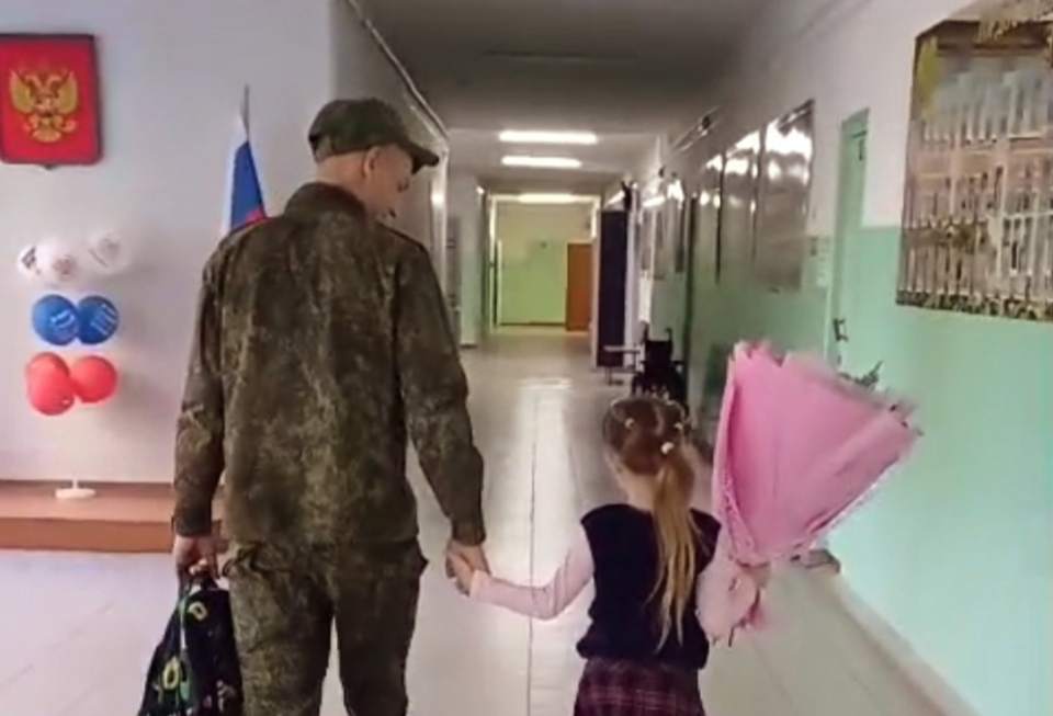    Встреча алтайского военного с дочерью. Источник: "Инцидент Барнаул"