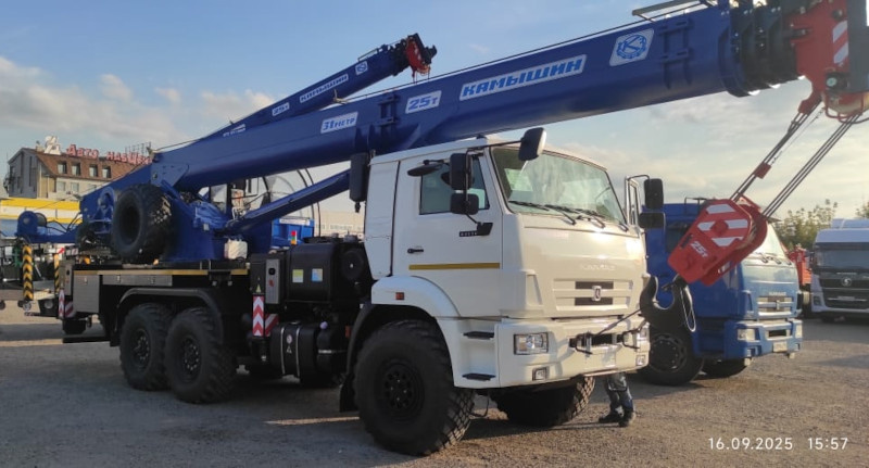    Модернизированный автокран своим ходом отправился к заказчику (фото: ООО «Уралпрогресс»; трасса Сызрань-саратов-Волгоград)