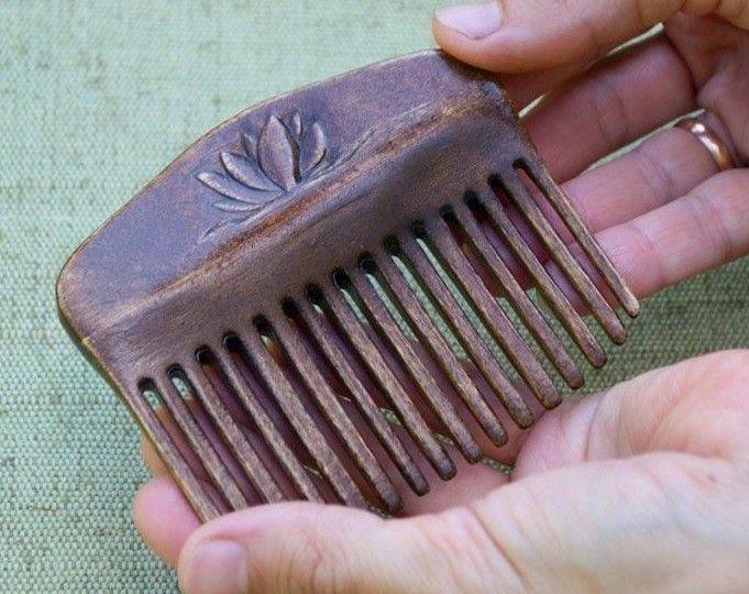 Начала расчесывать волосы деревянным гребнем — и они перестали ломаться: старый способ, который оказался лучше модных уходов