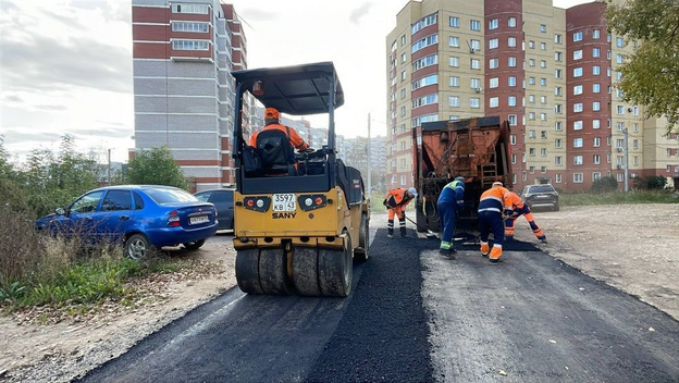    В Кирове ремонтируют дороги на Солнечной и Челюскинцев