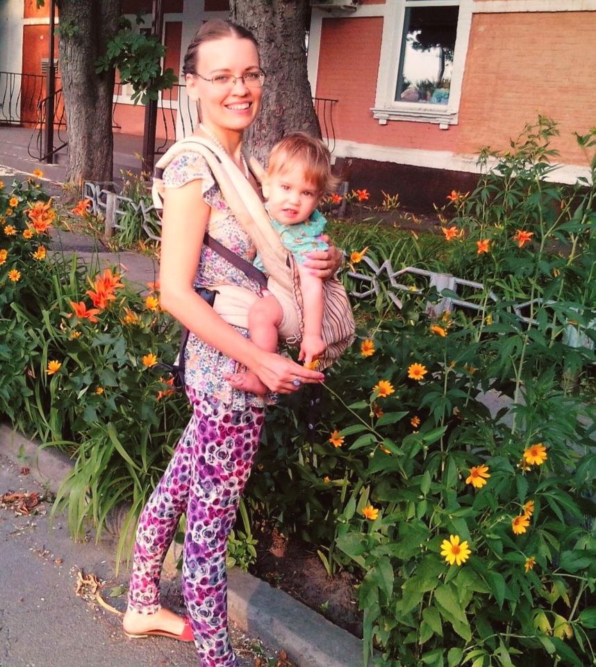 2015 год, гуляю с моим младшим сыном Зоряном, нюхаем лилии