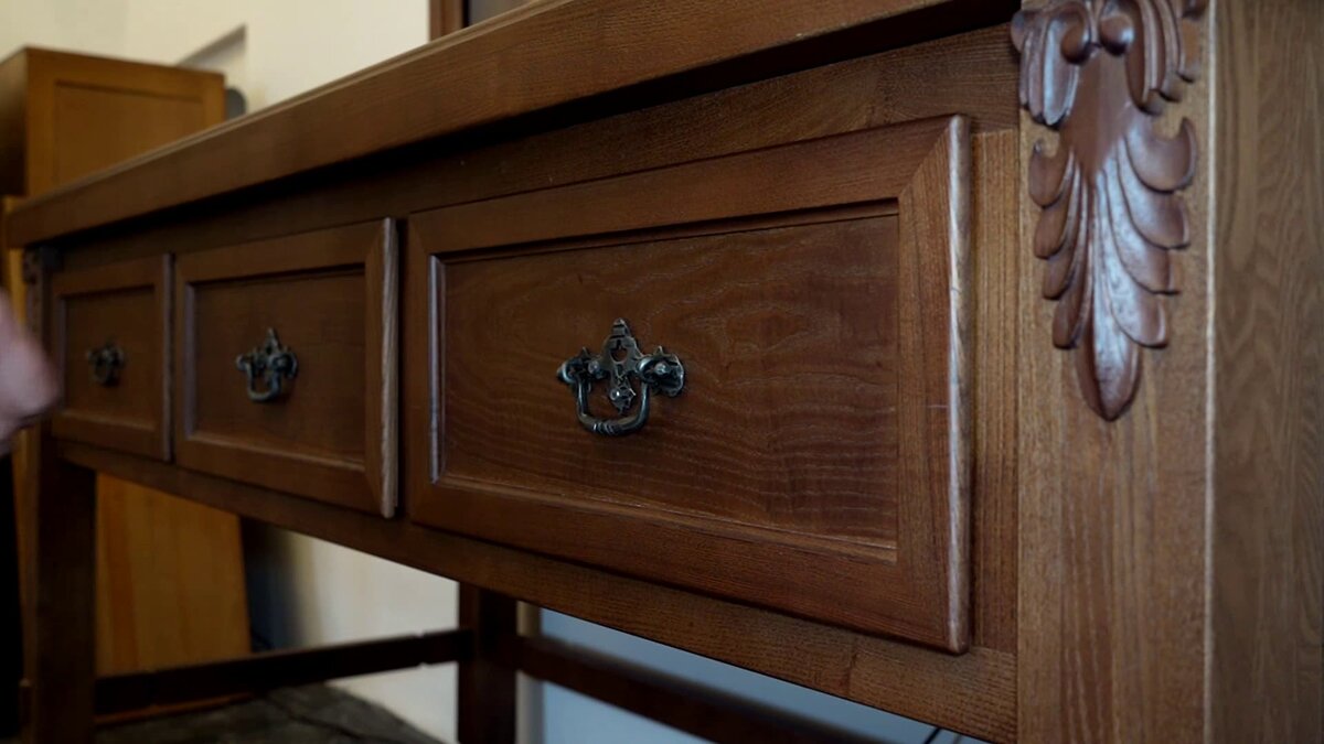 Выдвижные ящики выполняют не только элемент декора, но и несут прямую функцию: хранят карточки с иконами.