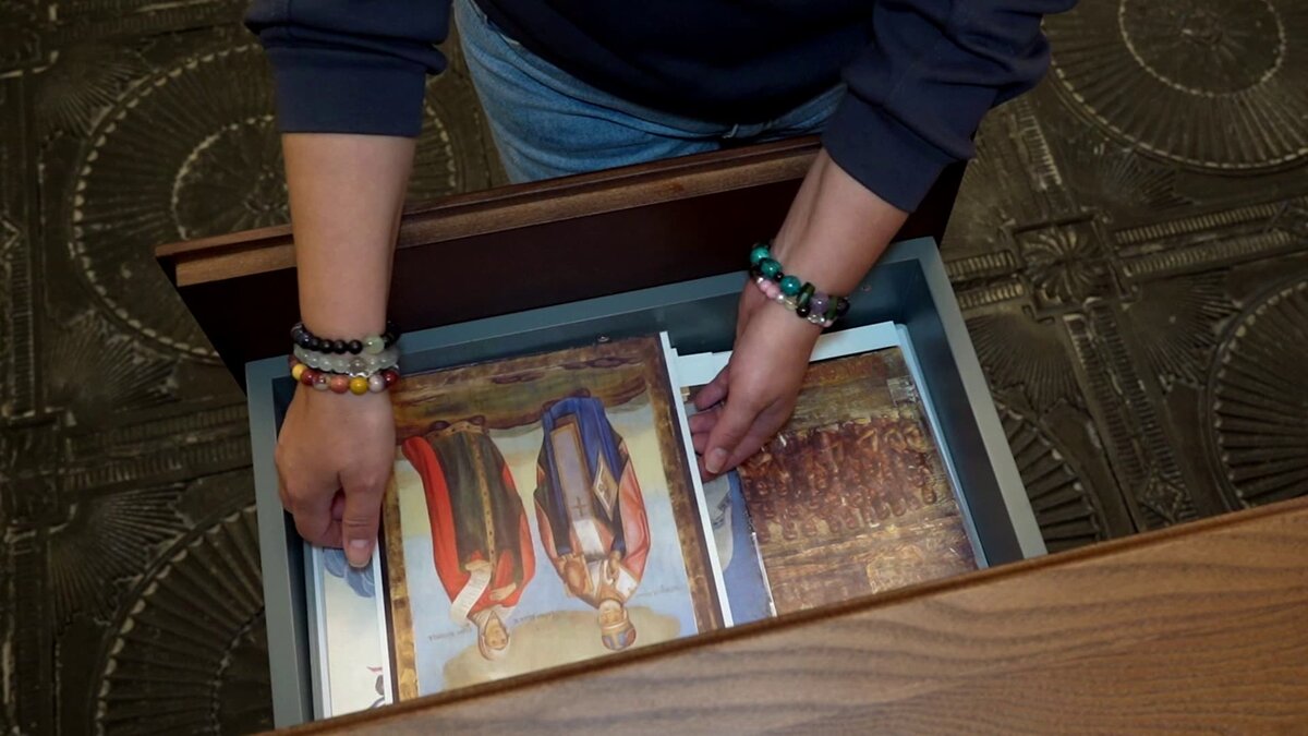 Все карточки хранятся в ящиках.