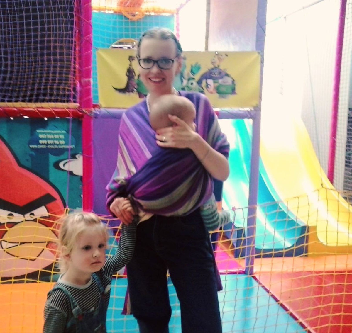 2014 год, у меня двое детей с разницей два года и восемь месяцев, гуляем с Ростиславом в игровом комплексе, Зорик в слинге-шарфе