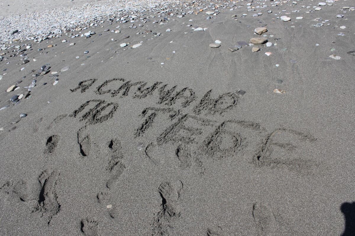 Хочу узнать у вас, что значат для вас слова: «Я скучаю…»
Задумывались ли, какие чувства внутри, мысли и состояния за этим стоят?
Для меня в этих словах очень много спрятано, порой сокрыто даже от себя самой.
Это и предвкушение встречи, радость и грусть пополам с печалью, что вот прямо сейчас, сию минуту, я не могу быть с этим человеком. Или заняться именно этим делом, вернуться в эти места, побывать в детстве или вернуть уже ушедшее лето. Далее подставляйте у каждого своё.

В этом «скучаю» одновременно может быть много напряжения и неопределённости.
Как и с чем меня встретит другой, с которым я рассталась, как я думала на время, а вдруг, навсегда?
Да и лето будет и непременно будет, но уже другое. И совсем не ясно, какое…

Бывает и так, что накрывает страхом, бессилием, беспомощностью и осознанием, я не могу изменить обстоятельства.
Случится «Невстреча» и я могу потерять отношения.
За этим «скучаю» обнаруживаю ценность и важность других в моей жизни.
Можно узнать за этими словами собственный дефицит, неутолимый голод от близости, желание не просто встретиться, а «слиться» с другим, заткнуть свою «дыру», где так сильно «дует», там тяжко справляться одним с экзистенциальным одиночеством и непредсказуемостью бытия.

Я уже молчу о тайном детском желании каждого внутреннего ребёнка: «будь всегда со мной. И ещё опция, знакомая каждому психологу: возьми меня на ручки».

Пишу и осознаю, как меняются эти простые слова «я скучаю» с годами и с внутренним состоянием.
Это по-разному, конечно зависит и от того человека, по которому скучаешь.
Мне кажется, очень важным, чтобы такой человек существовал в вашей жизни, а ещё желательно, отвечал вам взаимностью. И при вашей встречи можно было обняться и сказать: «я так по тебе скучал».
И была радость и надежда на встречу.
Если не повезёт, то разочарование и утрата и скорбь.
Вы скучаете, другой живёт свою жизнь и не знает о ваших чувствах, порой не все решаются прямо сказать. Часто блокирует страх, стыд, а возможно вина за ранее сказанн